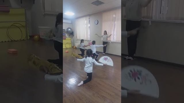 Мая гимнастика мы учим корейский танец (я на линии толстинькая девочка,костюм в Instagrame.) смотреть онлайн