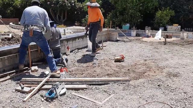 Ужас. Почему бетон разваливается? Контур двора почти готов. смотреть онлайн