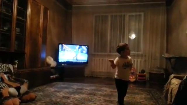 2,5-летний джигит со своим дедом зажигает танец!!!))) смотреть онлайн