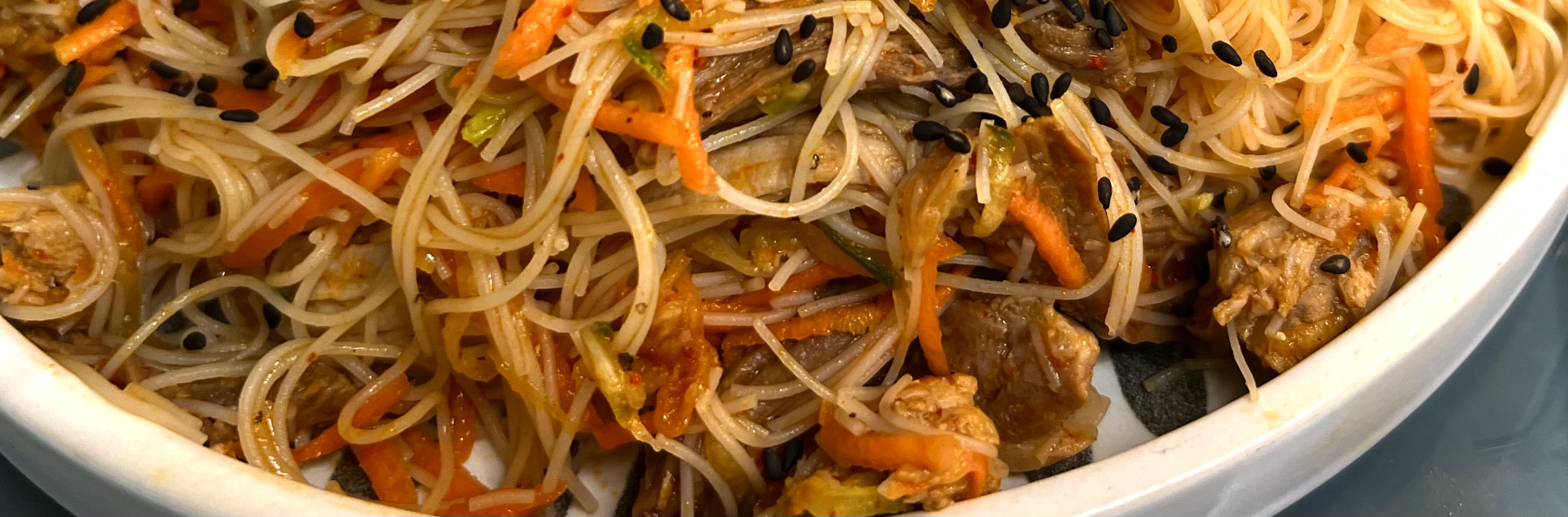 Тайский салат с рисовой лапшой и мясом!