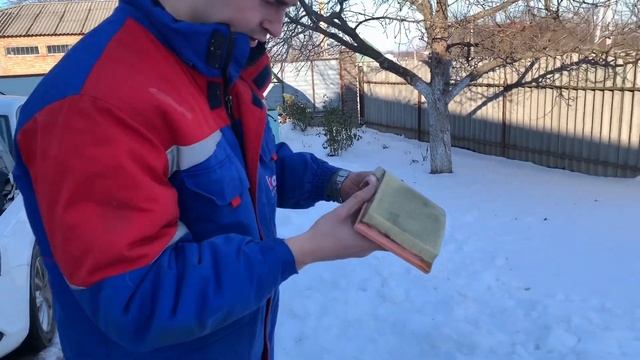 Замена воздушного фильтра (снятие крышки двигателя) Фольксваген Джетта 2.5 атмосферный двигатель смотреть онлайн