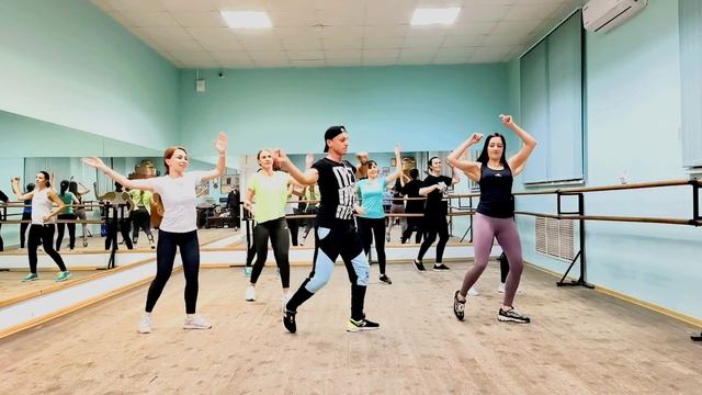 Лёгкий танец для групповых тренировок. Берём себе в копилку/зумба/Zumba/танцы онлайн смотреть онлайн