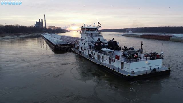 Towboat M/V MIKE WEISEND Fueling & Departing Southbound Just South of Lock 26 смотреть онлайн
