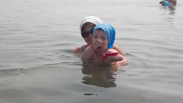 Артем ныряет на море