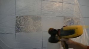 Как покрасить потолок краскопультом