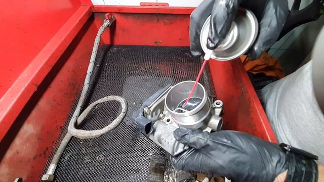 ЧИСТКА ДРОССЕЛЬНОЙ ЗАСЛОНКИ AUDI A4 B8 QUATTRO 2.0TFSI CLEANING THROTTLE AUDI A4 B8 QUATTRO 2.0TFSI смотреть онлайн