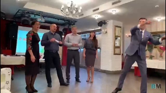 Поздравление с днём рождения. Музыкальный подарок от гостей. Ведущий Владимир Мартынов смотреть онлайн