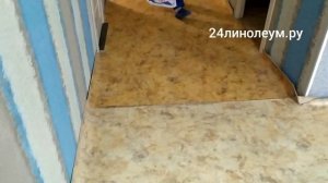 Как постелить линолеум в комнате с мебелью? Выбрать линолеум и положить на бетонный неровный пол!