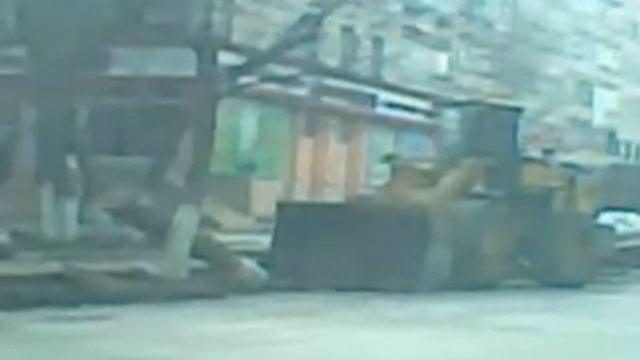 Трактор срубает деревья в Алматы смотреть онлайн