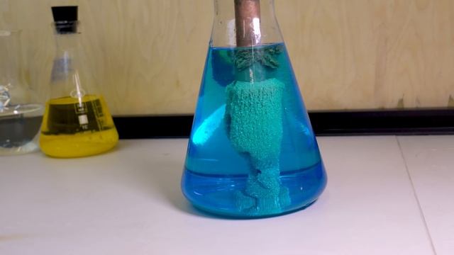 Чистое серебро растет на глазах. Реакция восстановления серебра из нитрата серебра медью. смотреть онлайн