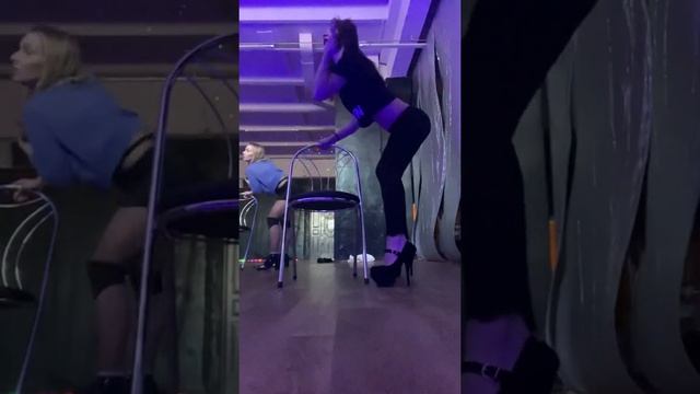Красивый танец со стулом,Стриппластика. beautiful dancing with a chair.Марина Добринецкая смотреть онлайн