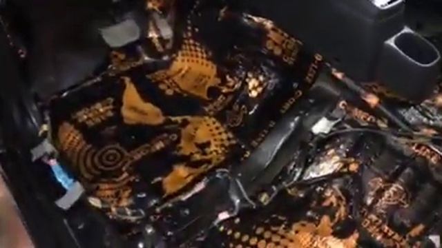 Полная виброизоляцией всего и вся позволяет позабыть о некогда шумном Suzuki Jimny смотреть онлайн