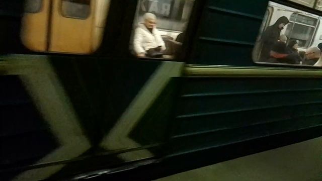 Электропоезд 81-717/714 Номерной - Московский Транспорт на станции метро Римская смотреть онлайн