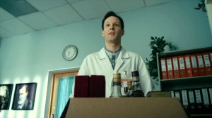 Интерны: Фил избавляется от коньяка