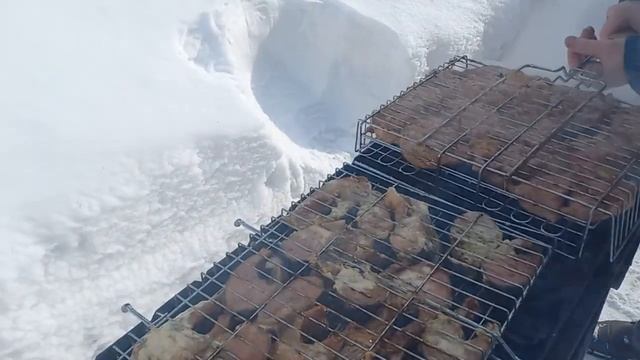 жарим мясо и рыбу под зимнюю атмосферу/ шашлык на двух решётках смотреть онлайн
