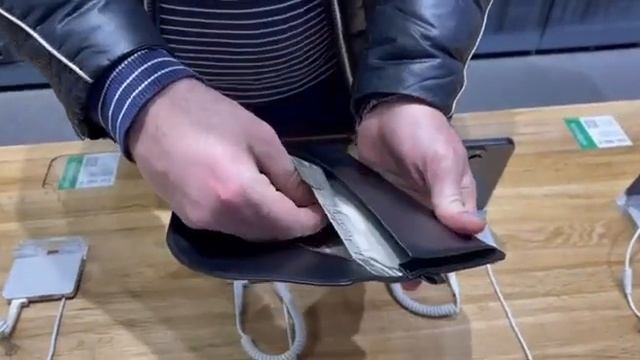 Кожаный экранирующий чехол на IPhone 15. Увеличенный карман Фарадея на 2 телефона. смотреть онлайн