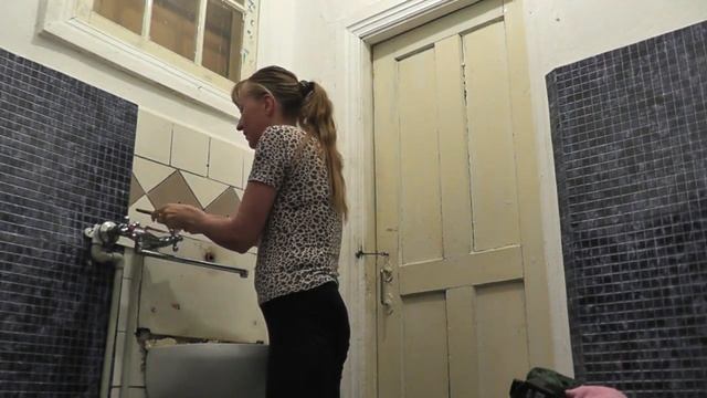 Ремонт квартиры своими руками часть 4\ клеим листовые панели в ванной комнате смотреть онлайн