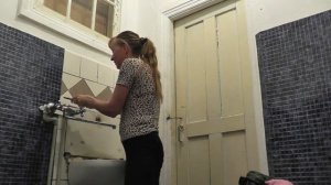 Ремонт квартиры своими руками часть 4\ клеим листовые панели в  ванной комнате