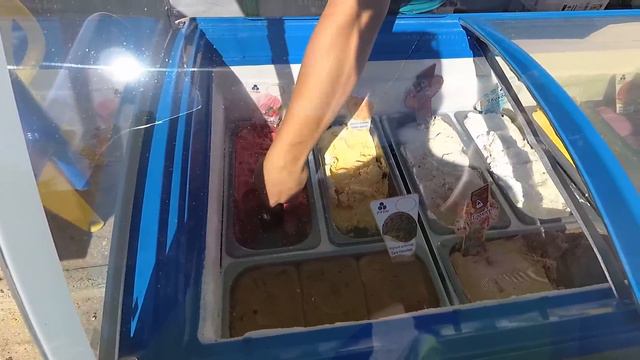 Кирилловка! По дороге на пляж нашли место со вкусным мороженым смотреть онлайн