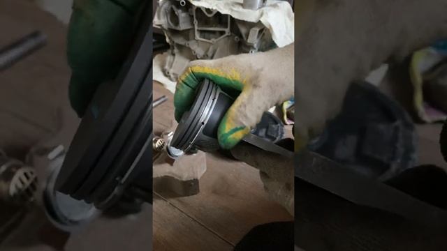 Капитальный ремонт Форд своими руками Как я запрессовываю пальцы на поршне Форд мазда Вольво смотреть онлайн