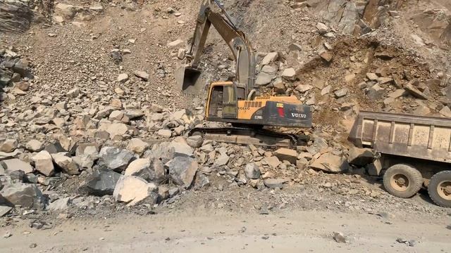Excavator Loading Stone Trucker смотреть онлайн
