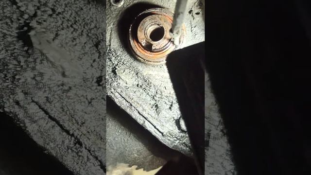 Лайфхак по замене сальника коленвала двигателя на Wolksvagen Т 4 смотреть онлайн