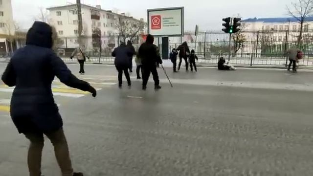Жесть! Вот так мы сейчас переходили дорогу во время ветра в Новороссийске смотреть онлайн