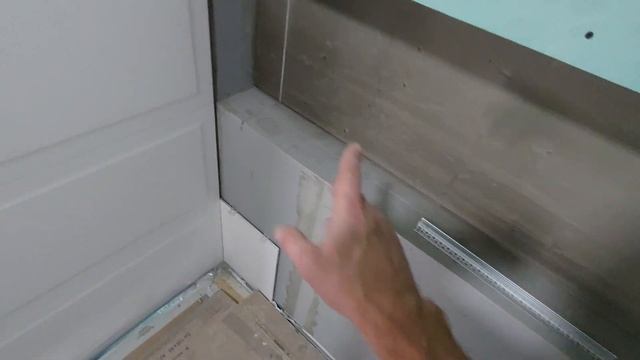 начало работ со стенами. Укладка плитки и керамогранита. смотреть онлайн