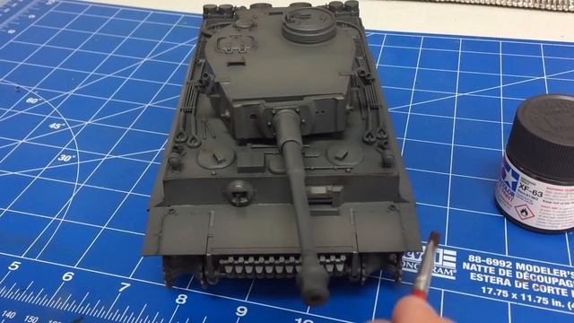 Building and weathering The Tamiya 135 Tiger 1 with snow camouflage plastic models