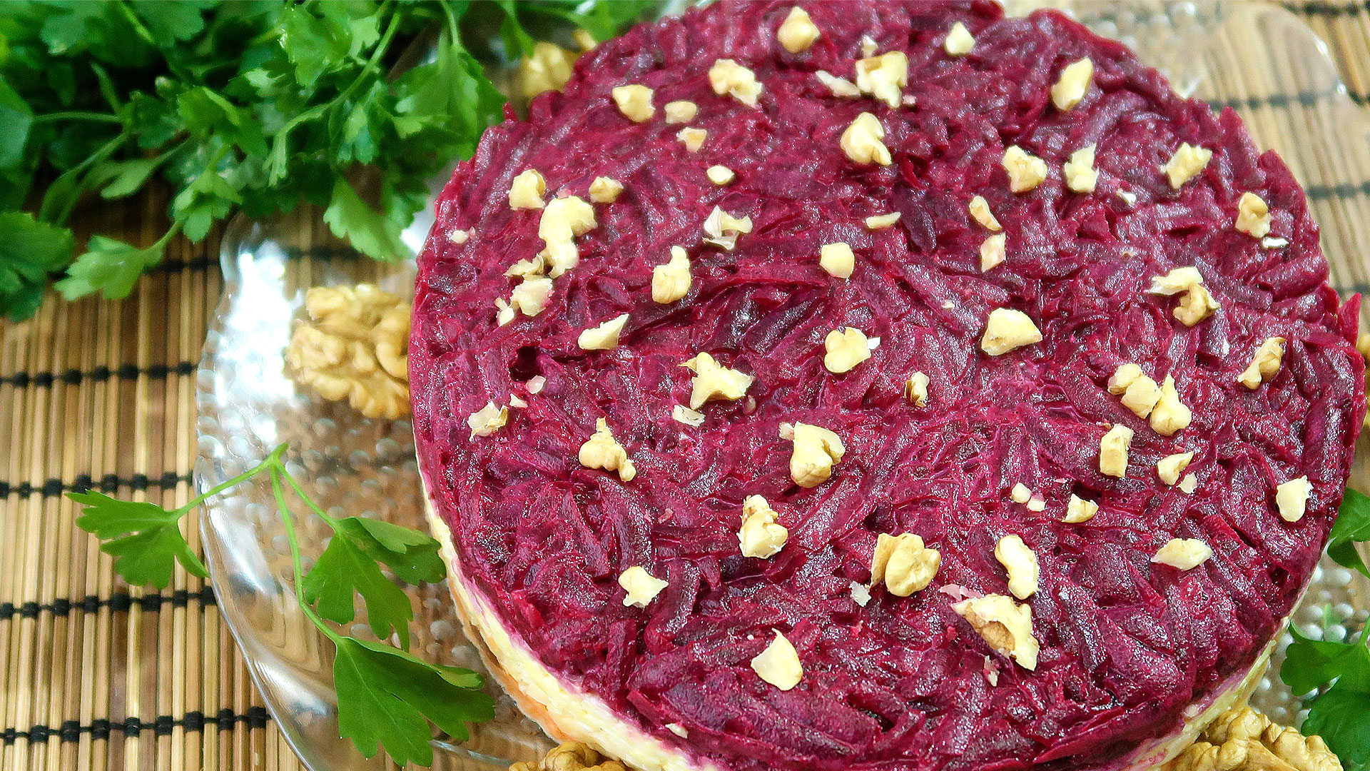 Яркий слоеный салат Любовница. Я и не ожидала, что он такой вкусный! смотреть онлайн