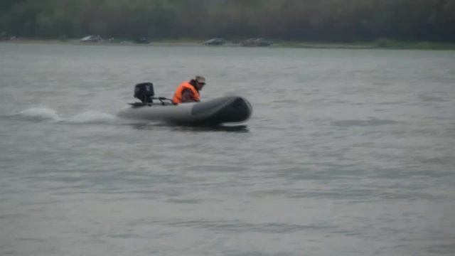Самодельная ПВХ моторная лодка под Мотором Ветерок 8-м смотреть онлайн