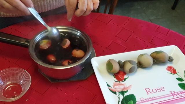 Dyeing eggs with hibiscus tea - healthy dyeing смотреть онлайн