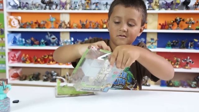 Minecraft Series 2 Toys! Iron Golem & Diamond Steve Unboxing & Fun w/ Mike (Creeper & Enderman) смотреть онлайн