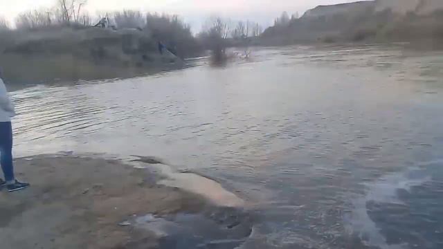 РЕКА ИШИМ /ПЛОТИНА В ПЕТРОПАВЛОВСКЕ / РЫБАКИ УДЯТ РЫБУ. смотреть онлайн