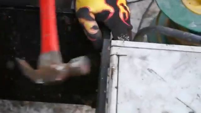 Купили банкомат на аукционе за 100 тысяч, чтобы вскрыть его, а там... смотреть онлайн