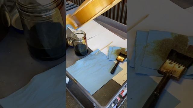 First coat of varnish on a violin смотреть онлайн