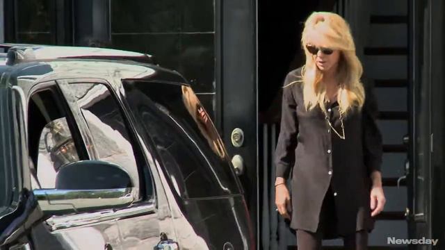 Lindsay Lohan and her mom hug after dispute смотреть онлайн