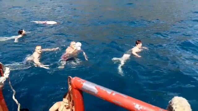 Открытое море ,далеко от берега,рядом с Золотыми воротами смотреть онлайн