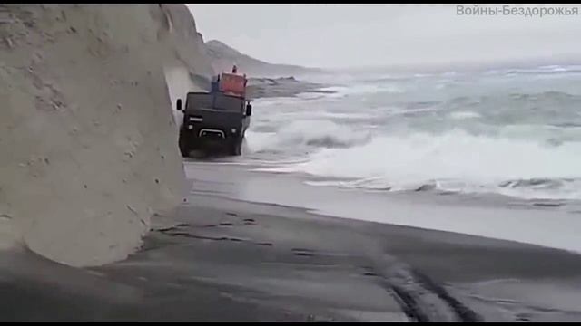 Каллона грузовиков проезжает в доль моря, во время морского прилива смотреть онлайн