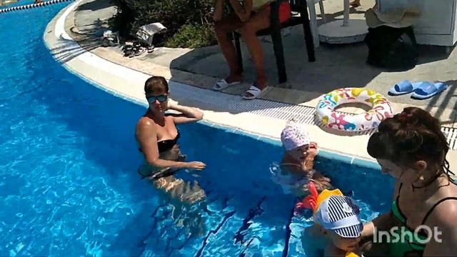 Лёве понравилось купаться в бассейне смотреть онлайн