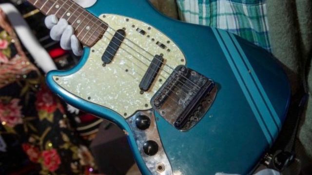 Kurt Cobain's 'Smells Like Teen Spirit' Guitar Sells For $4.5 Million смотреть онлайн