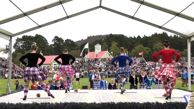 Scottish Sword Dance competition at the world famous Braemar Gathering Highland Games in Scotland смотреть онлайн