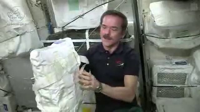 Крис Хэдфилд — Как очищают воду на МКС hS9gKeE6lM4 смотреть онлайн