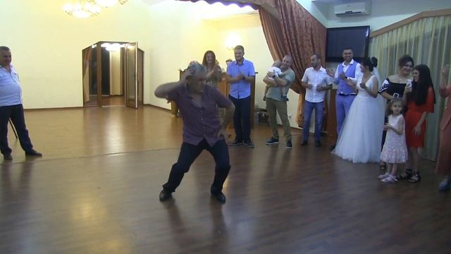 Подарок отца для дочери. Взорвал данцпол. смотреть онлайн