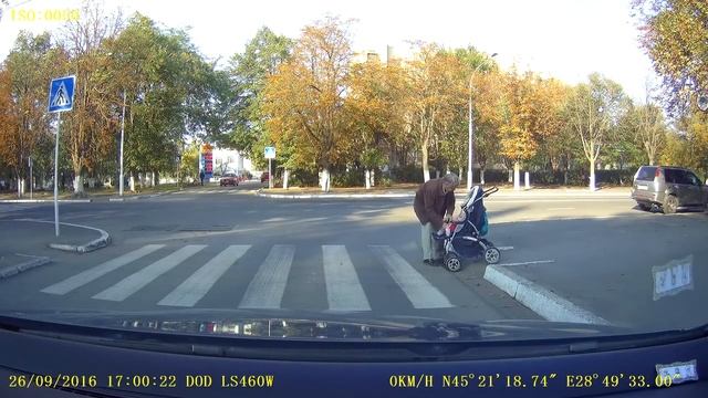 Дедушка выронил ребенка на дорогу смотреть онлайн