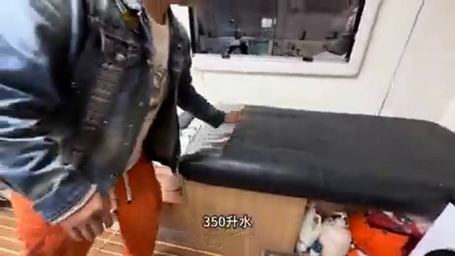 这个房车改的太牛了，99%%的人没见过，可以边旅行边挣钱【旅行者小多】 смотреть онлайн