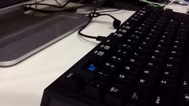 How to remove a key cap from a mechanical keyboard without a key cap puller / tool смотреть онлайн