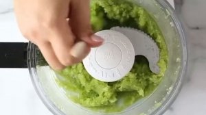 Приготовление сока сельдерея с помощью блендера