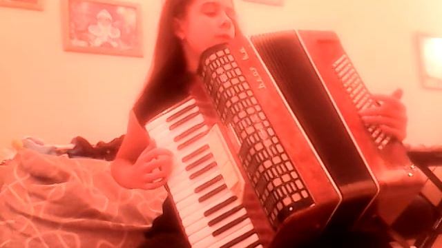 Игра на аккордеоне начинающей артистки смотреть онлайн