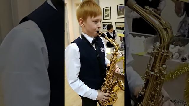 Пацан играет Мистера Дудца на саксофоне смотреть онлайн